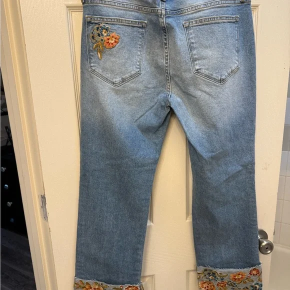 Driftwood Embroidered Collette Floral Cuffed Crop Jeans. - Picture 2 of 3